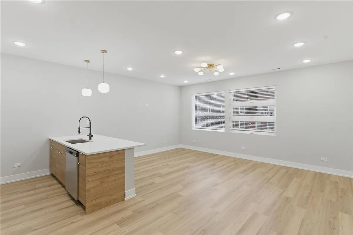 Building Photo - 6222 S King Dr #3