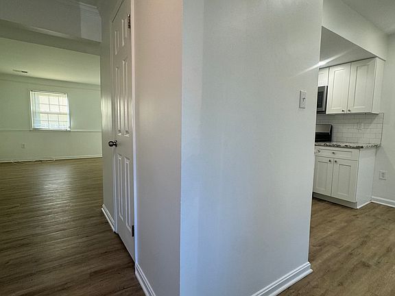 4th image of 2070 Mayflower Dr