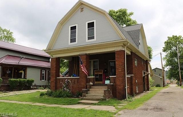 1st image of 218 E 6th St