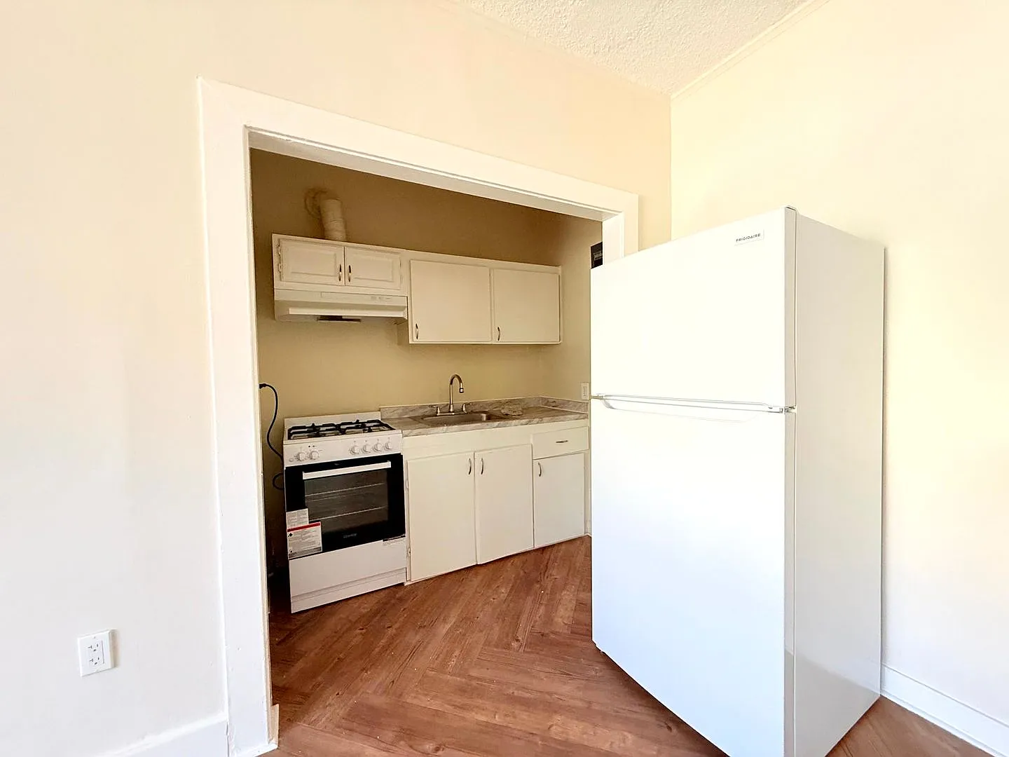 1614 N. Kenmore Avenue — Photo 2