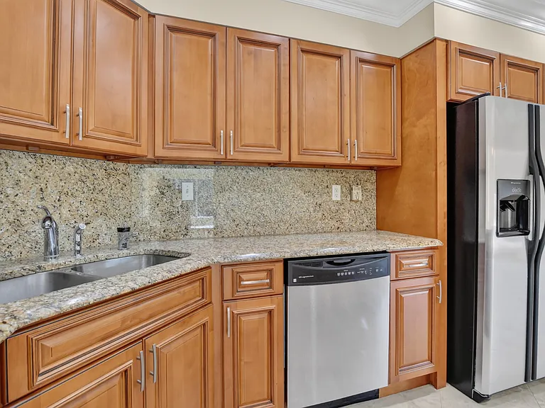 899 Granada Dr — Photo 11