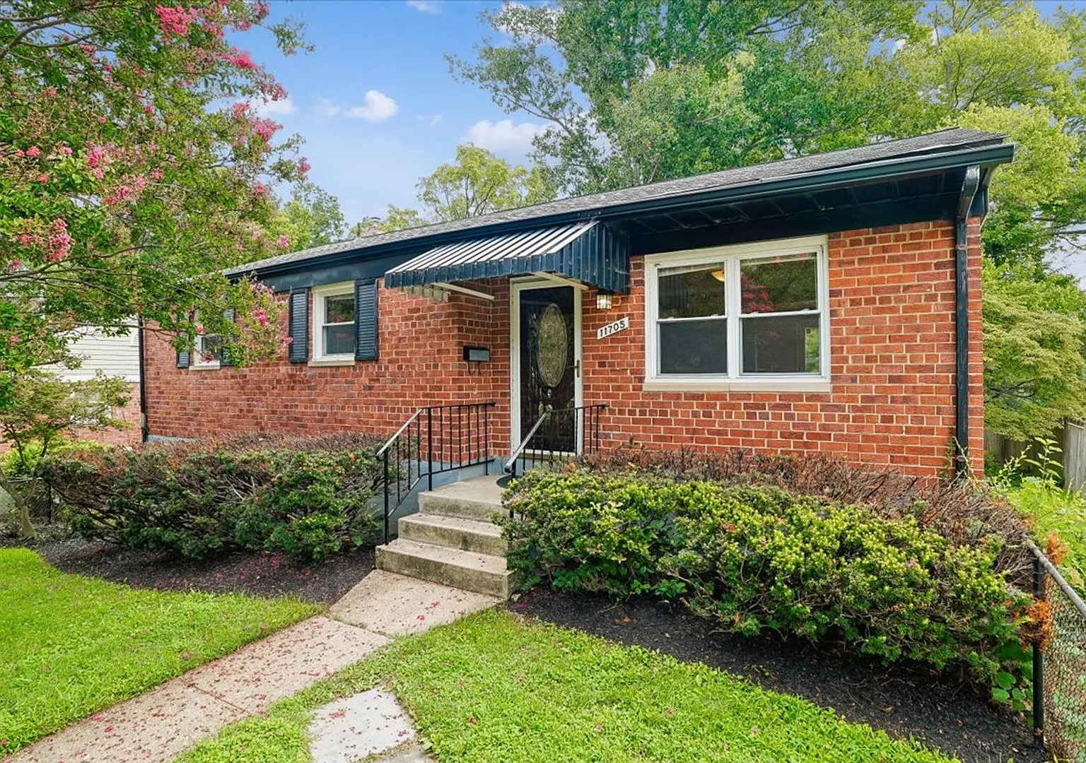 Updated Rambler Close To METRO, Parks, Shopping, & More — Photo 3