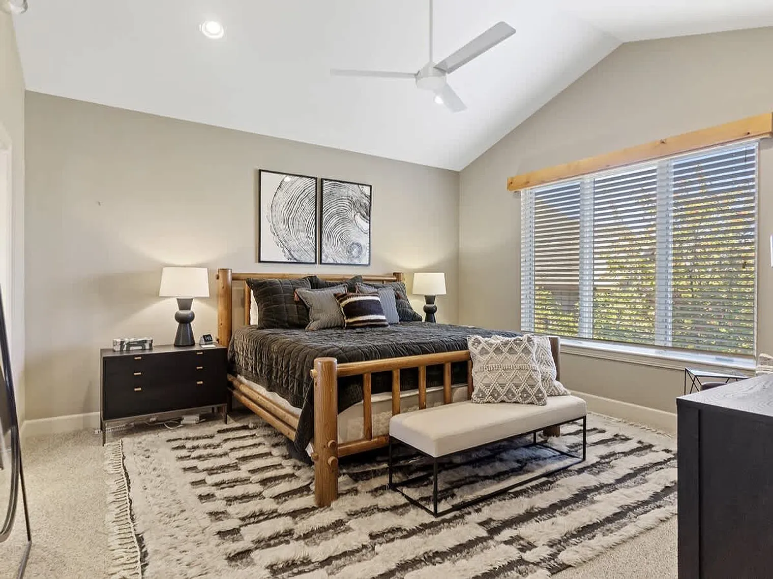 5 bed, 5.0 bath, 3993 sqft, $8,299 — Photo 4