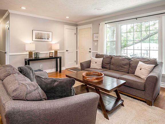 4th image of 919 Circle Dr