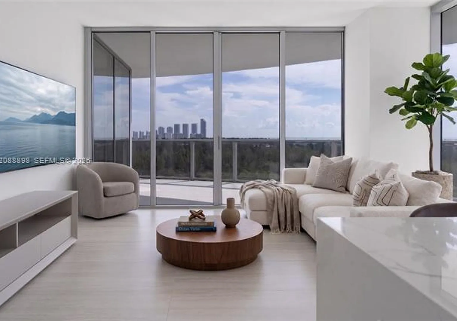 2411 Laguna Circle cu-1001, North Miami, FL 33181 — Photo 1