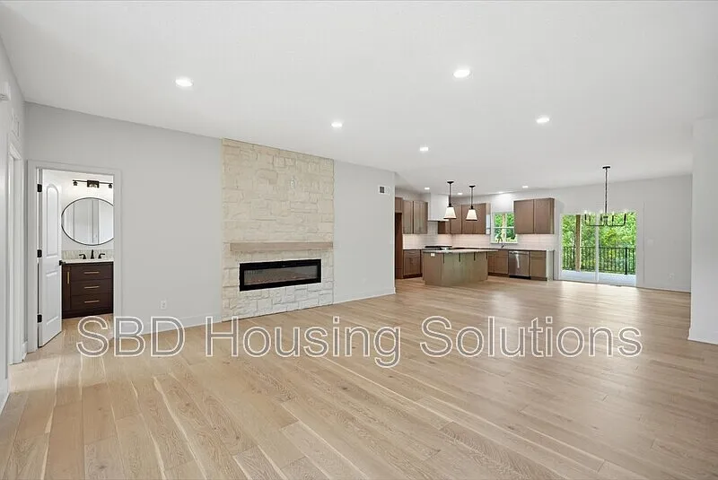 4 bed, 3.5 bath, 4012 sqft, $4,300 — Photo 3