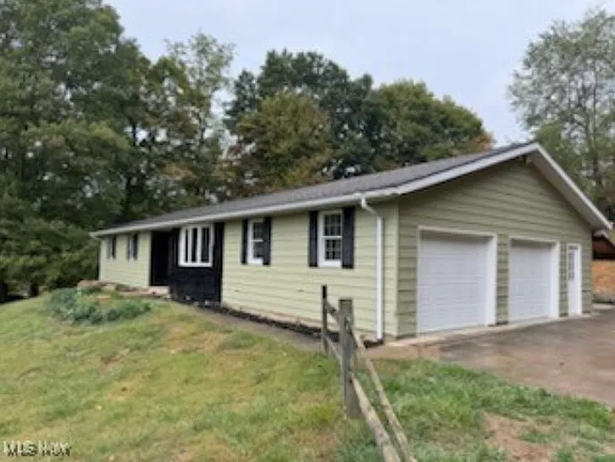 3 bed, 2.5 bath, 1800 sqft, $1,800 — Photo 1