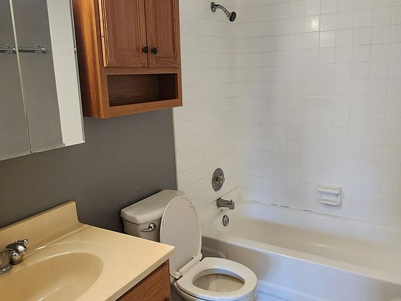 5th image of 21W581 North Ave APT 47