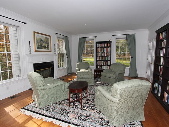 4th image of 35 Sunderland Ln