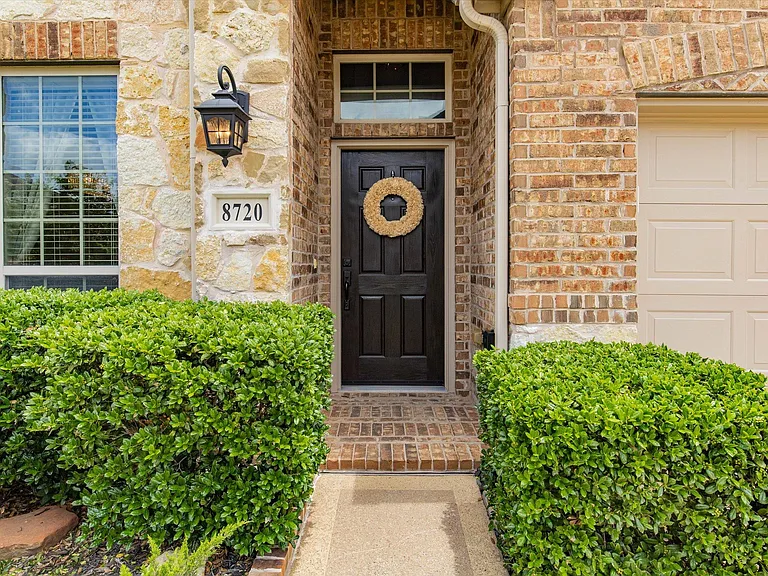 8720 Devonshire Dr — Photo 3