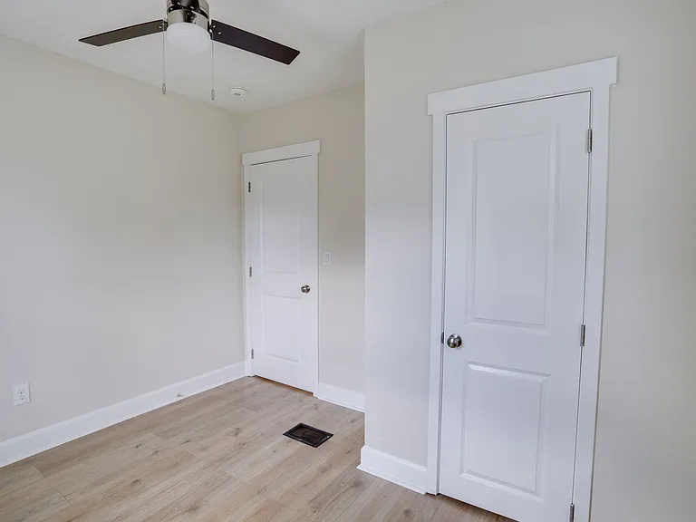 1033 N Hampton Ave — Photo 16