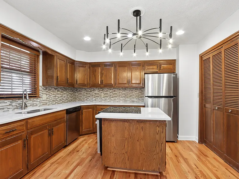 7405 W 74th St — Photo 3