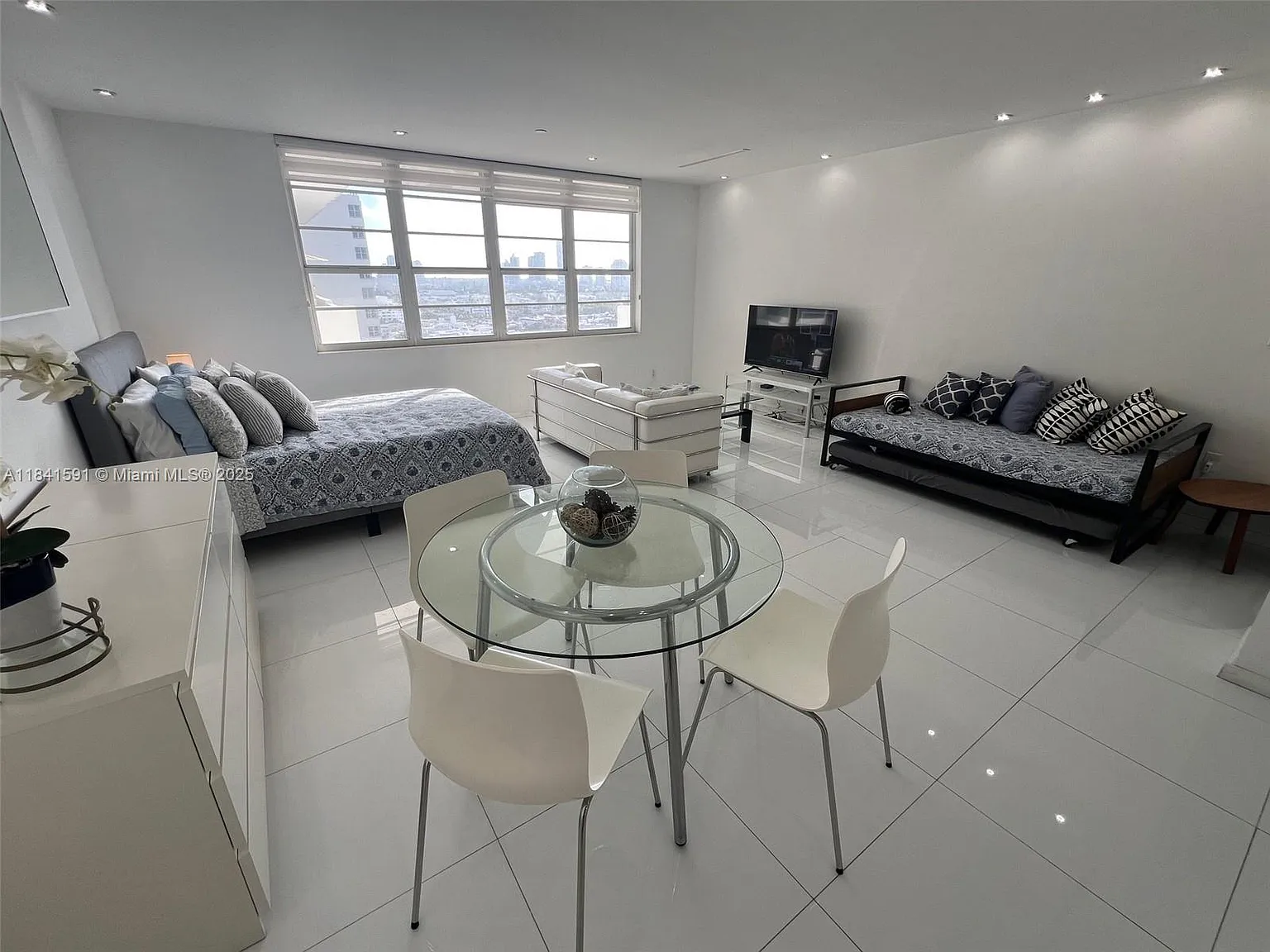 The Decoplage Condo — Photo 4