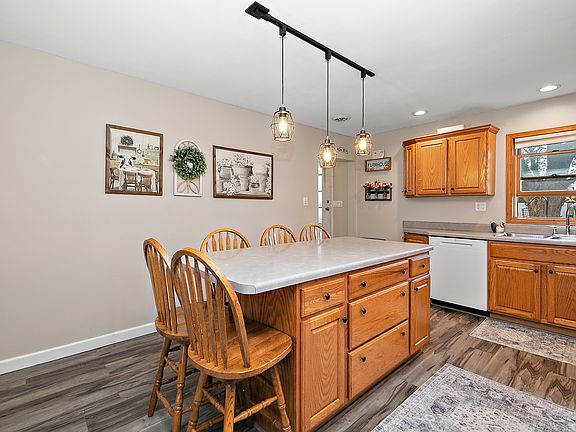 5th image of 325 N Elm St