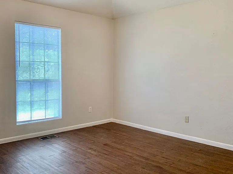 1628 Gordon St — Photo 8