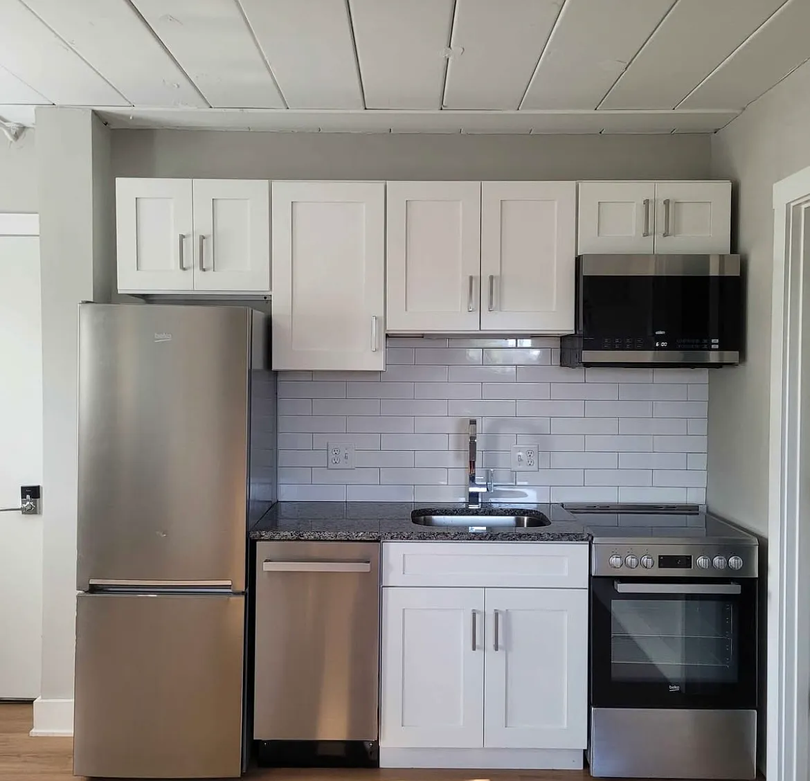 2 bed, 572 sqft, $1,200 — Photo 2