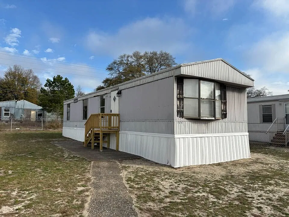 2 bed, 1.0 bath, $550 — Photo 1