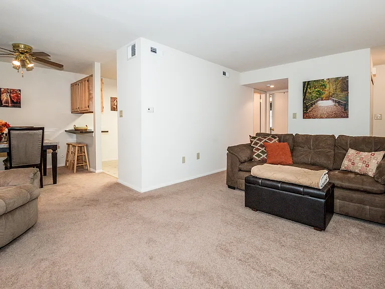Robin Hill Apartments — Photo 11
