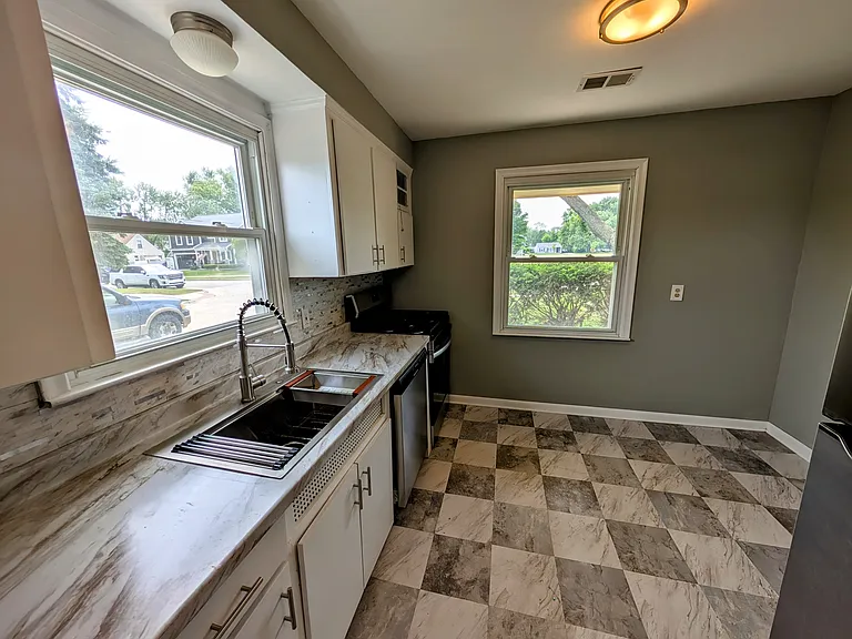 4302 Mandalay Ave — Photo 4
