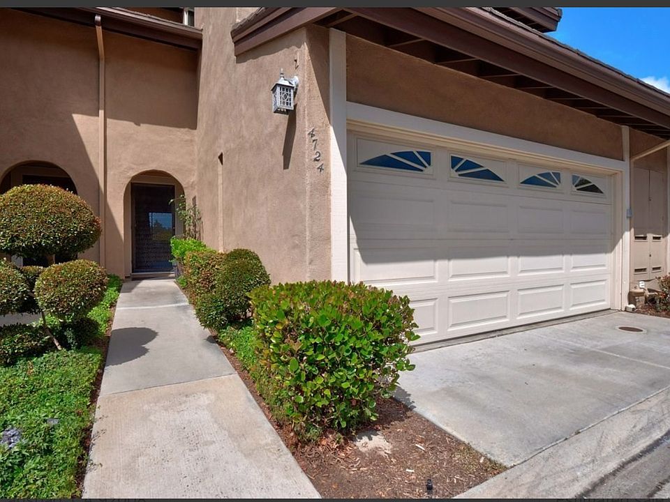 2 car garage. HOA only allows 2 cars per unit and MUST be stored in the garage at all times or you will be towed at your own expense.