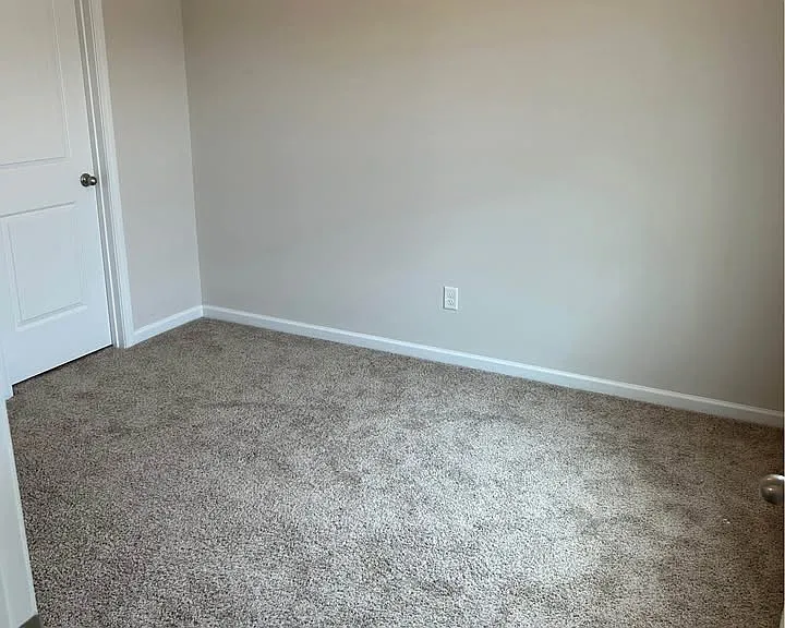 977 Madrid Ct — Photo 5