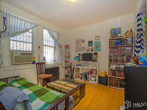 5th image of 305 W 89th St