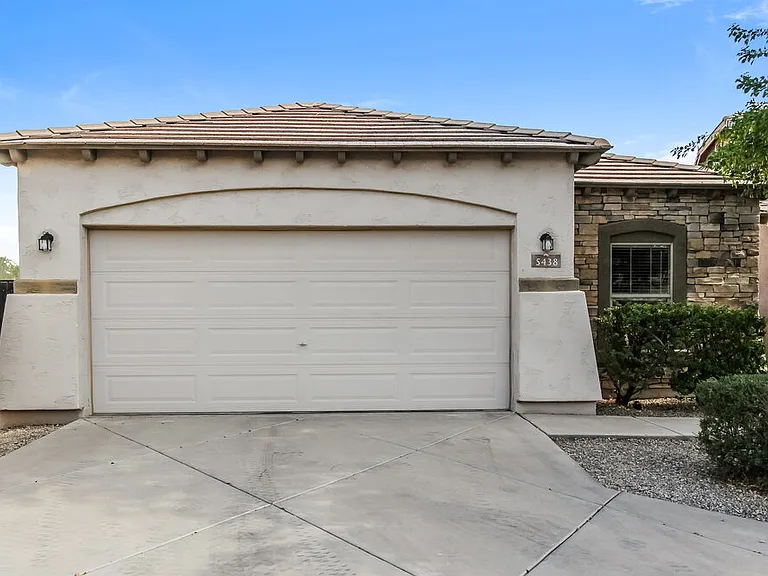 5438 W Pollack St — Photo 1