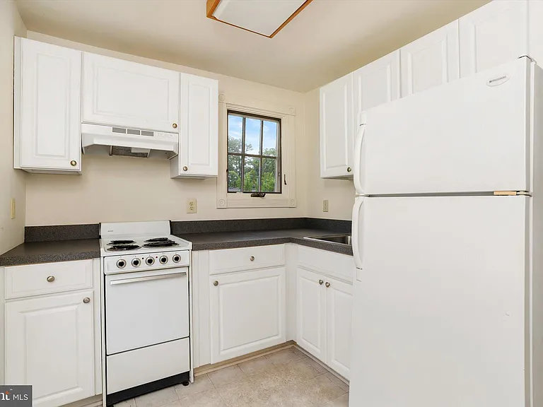 347 Nassau St #B — Photo 14