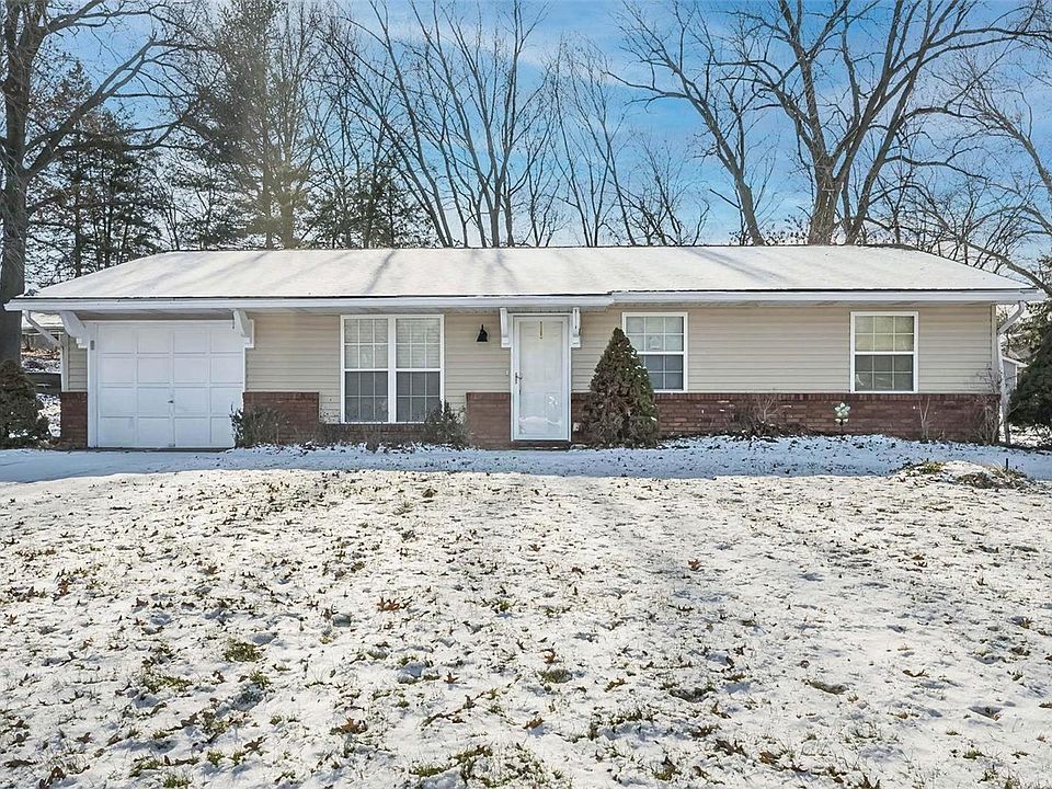 1st image of 982 Surrey Dr
