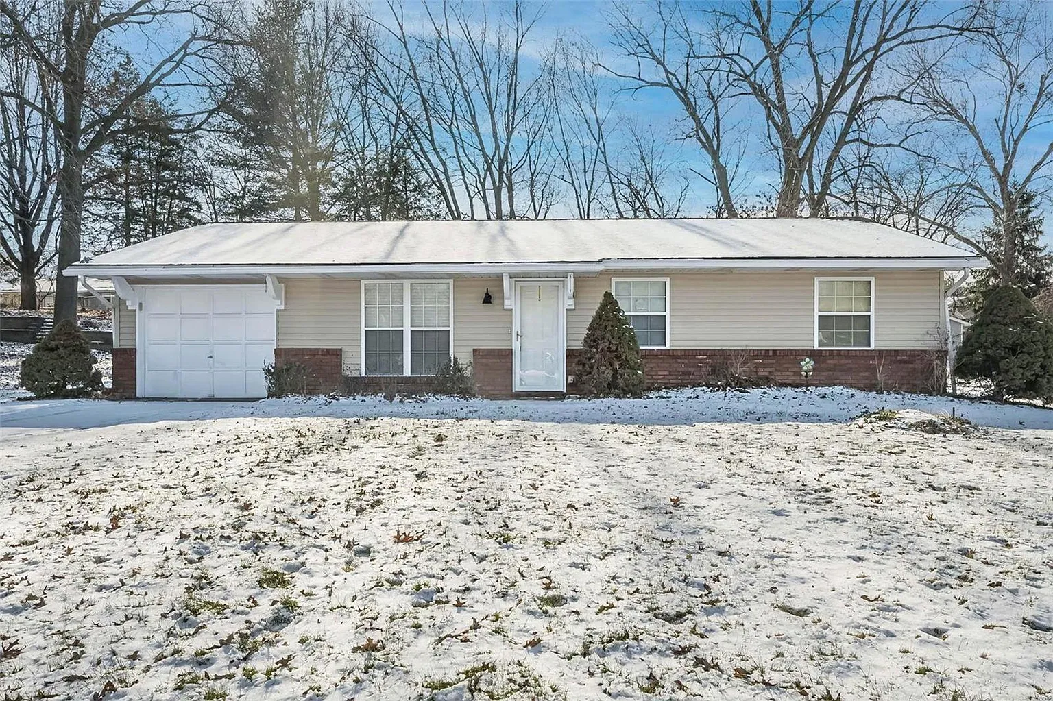 982 Surrey Dr photo 1