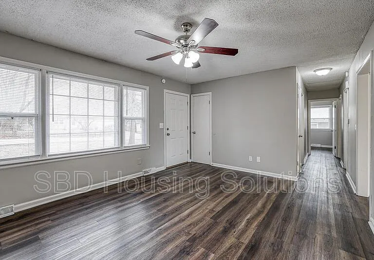 5311 NE 46th Ter — Photo 2