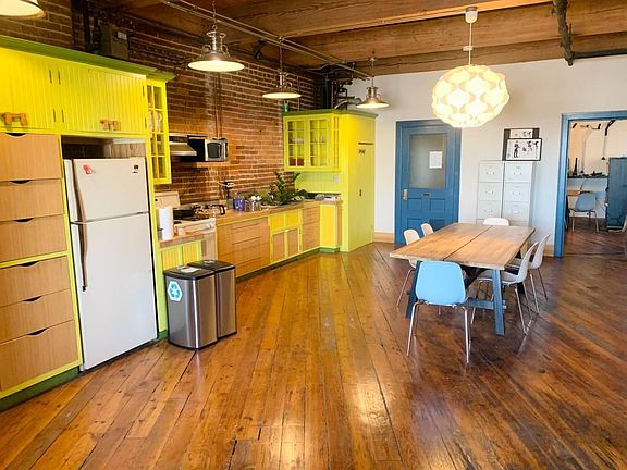 4th image of 1427 W 9th St Suite 504