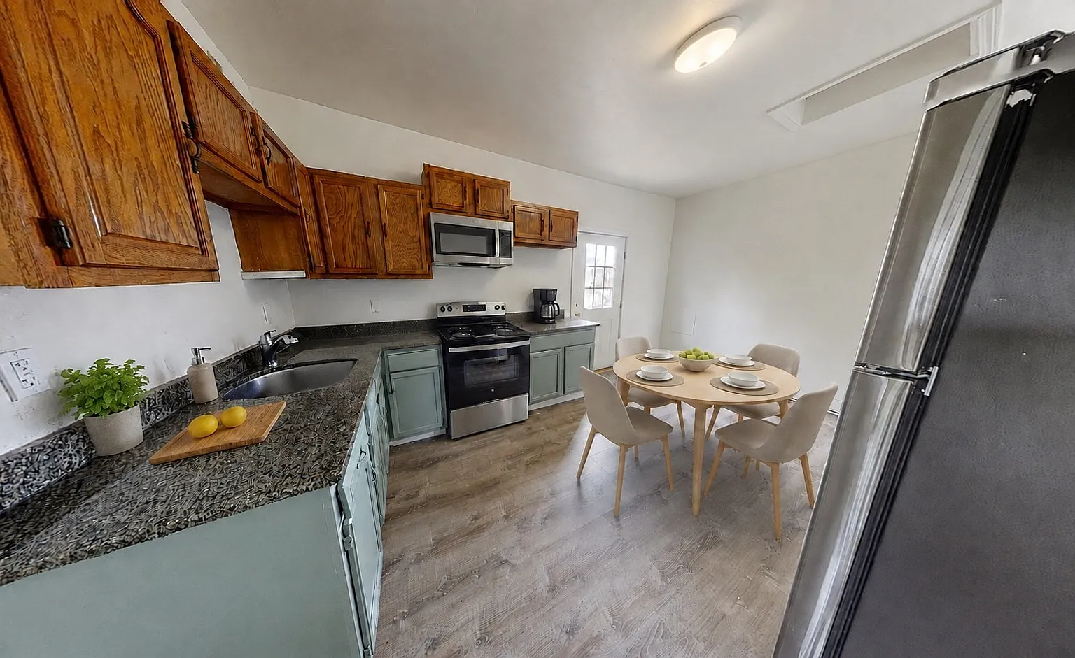 3 bed, 1.0 bath, 860 sqft, $1,850 — Photo 1