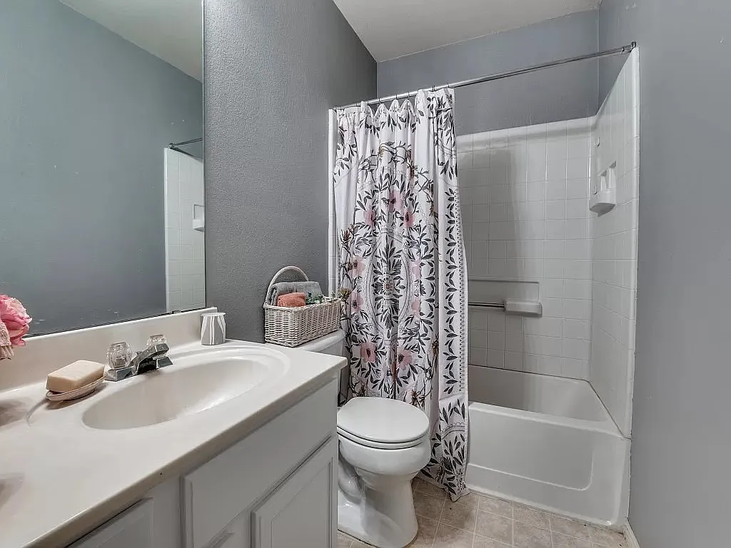 230 Shady Oaks Ln — Photo 3