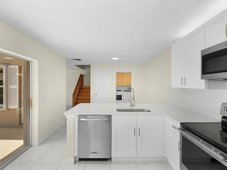 2442 SW Danbury Ln — Photo 18