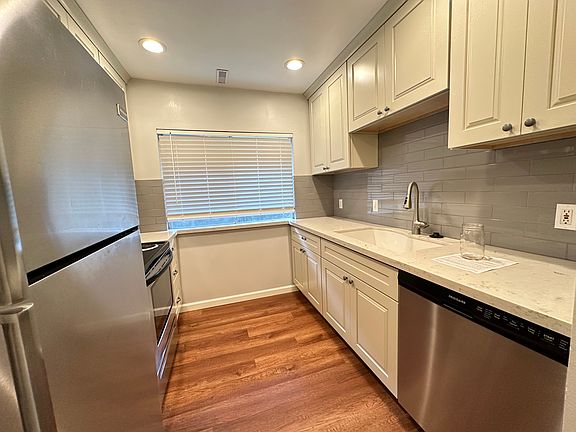 3rd image of 1541 E Waterbury Dr
