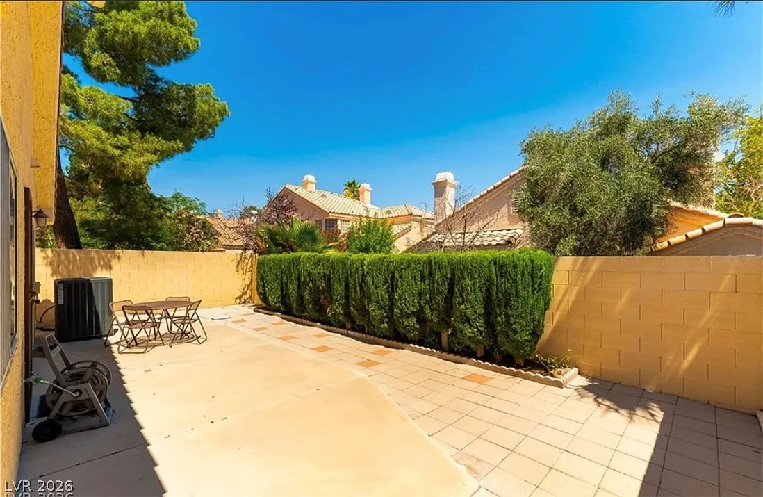 3 bed, 2.0 bath, 1493 sqft, $2,050 — Photo 4
