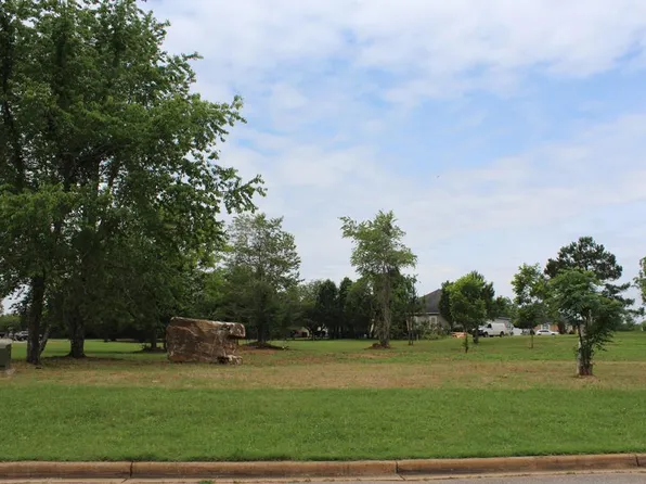 211 Wentworth Ln, Albany, GA 31721