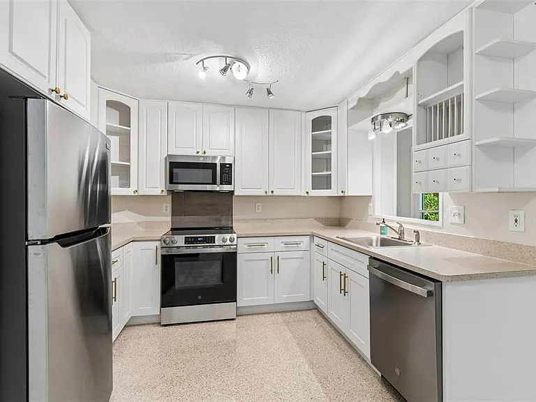 200 Evelyn Ave — Photo 6