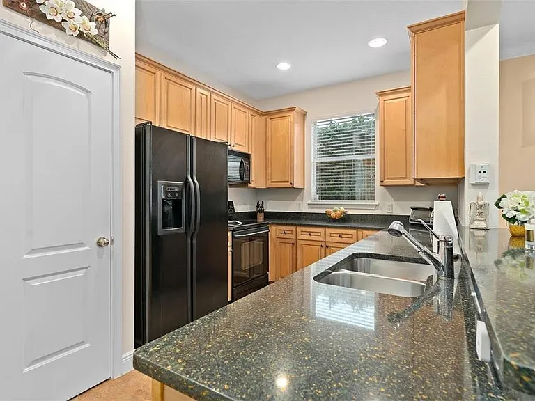 828 Ellwood Ave #J — Photo 5