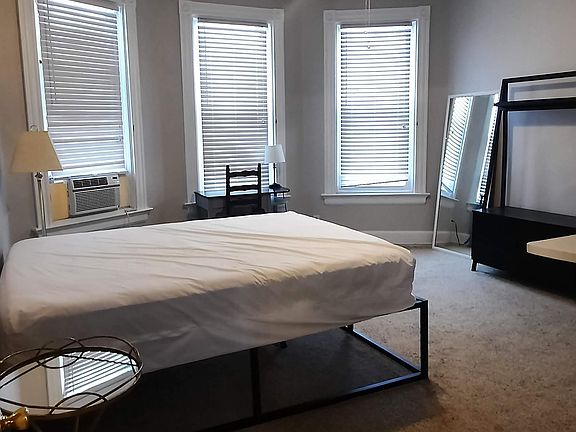 4th image of 2050 Lawrence Ave #2