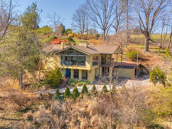 3rd image of 1002 Highland Cir