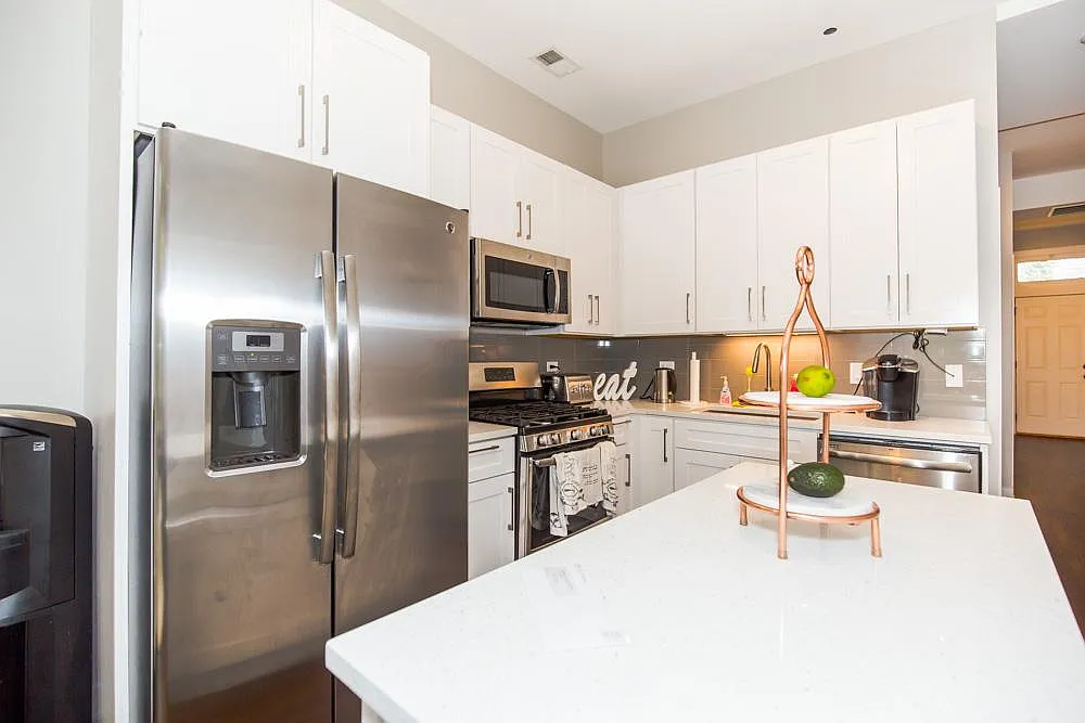 Building Photo - 1061 W Cornelia Ave #2F