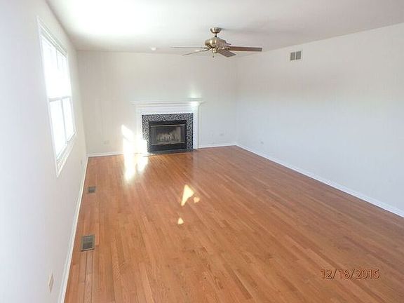4th image of 681 Columbia Dr