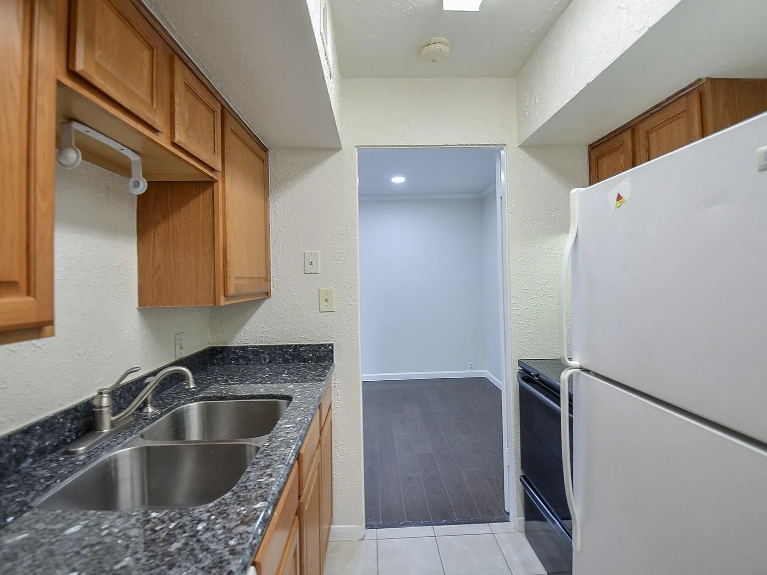 1 bed, 1.0 bath, 630 sqft, $1,150 — Photo 2