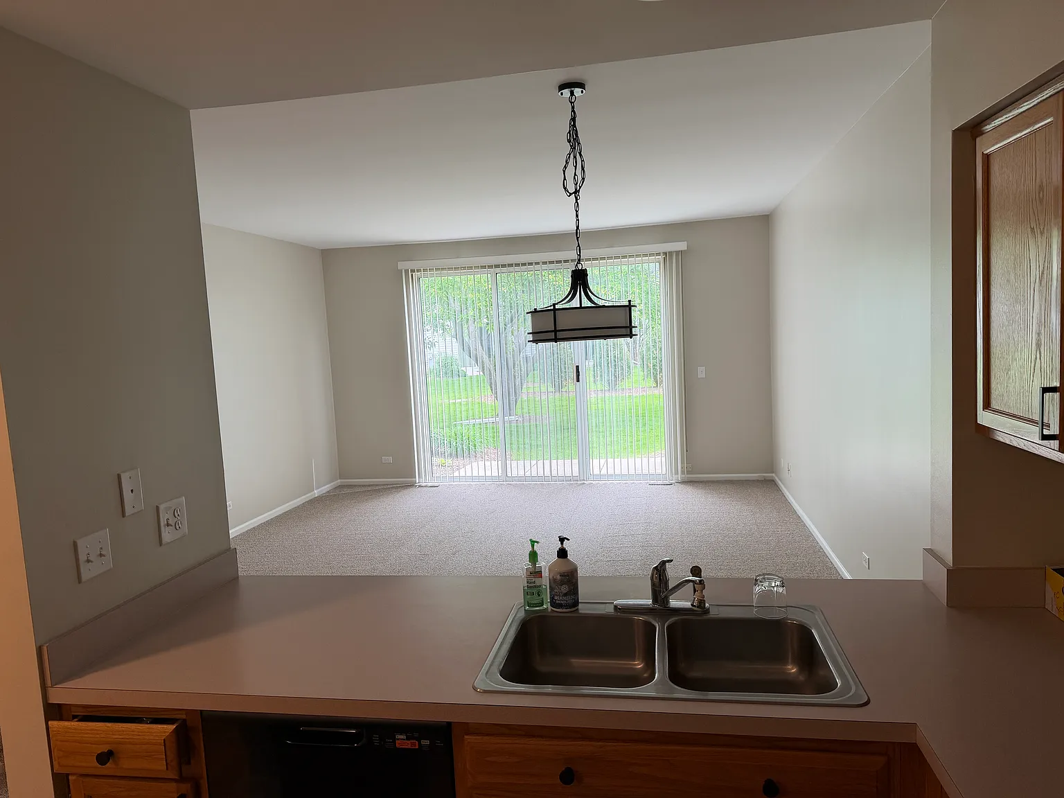 2 bed, 2.5 bath, 1300 sqft, $2,100 — Photo 3