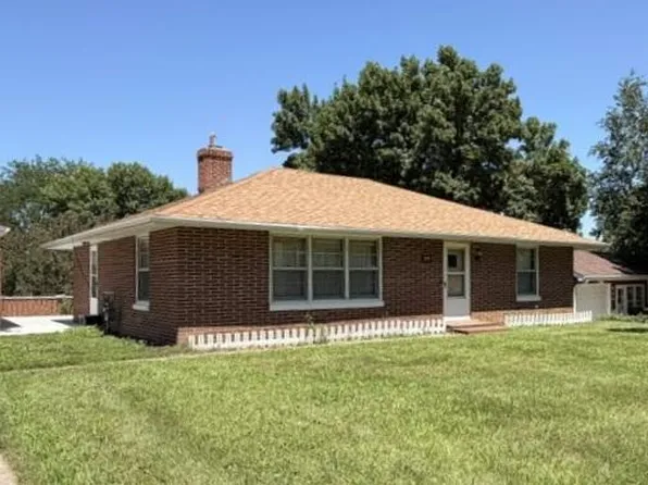 830 6th St, Windom, MN 56101