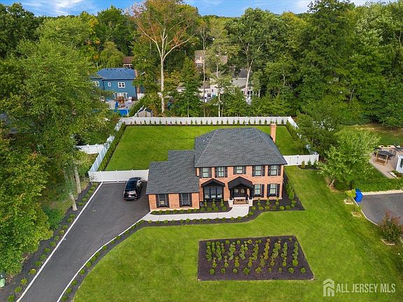 3rd image of 9 Wood Lake Ct