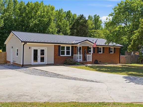 3rd image of 172 Stratford Rd