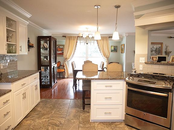 4th image of 428 Mohican Ln
